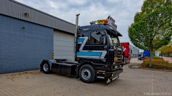 20251019-Tom-Holding-00353